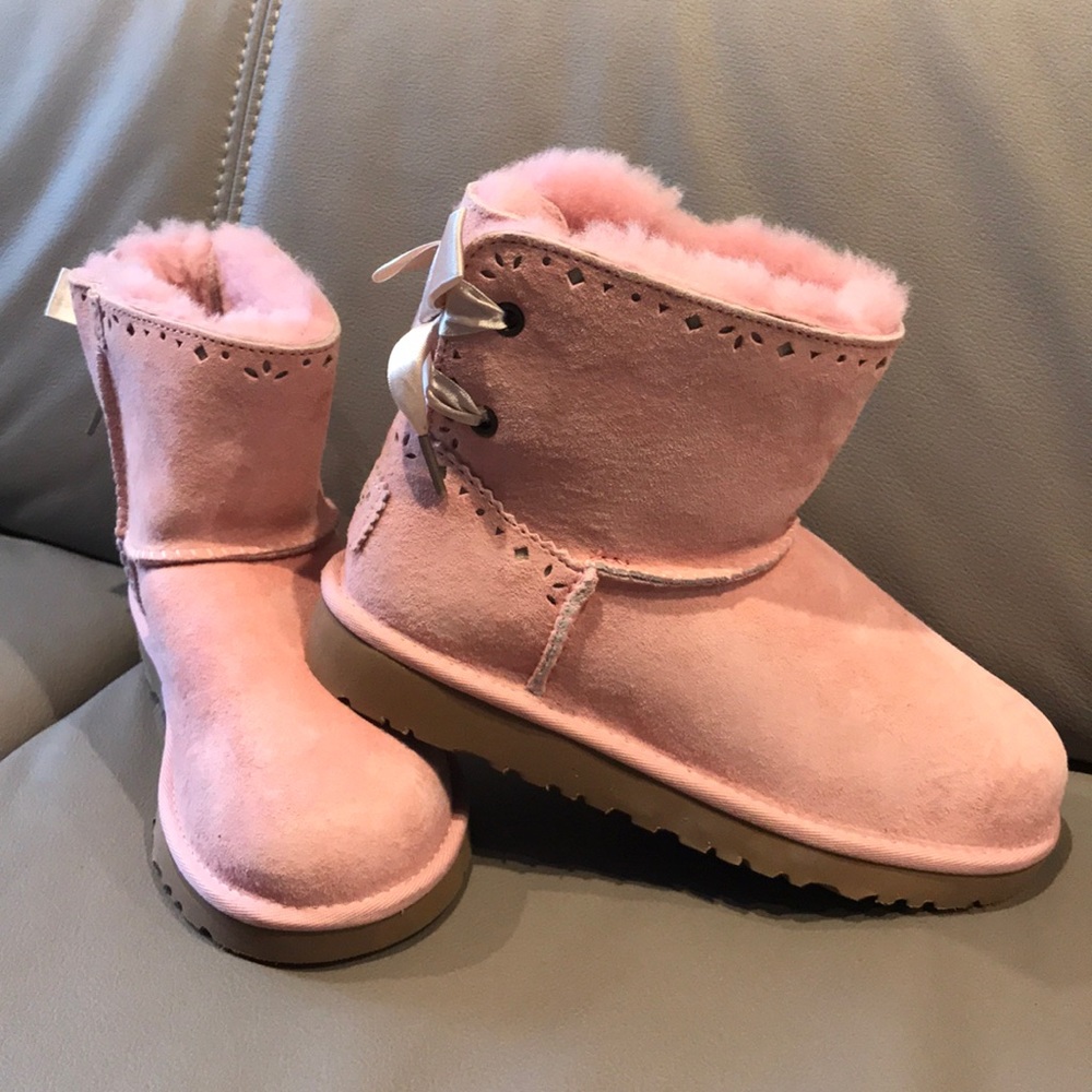 NWOT UGG CLASSIC SHORT BOOTS